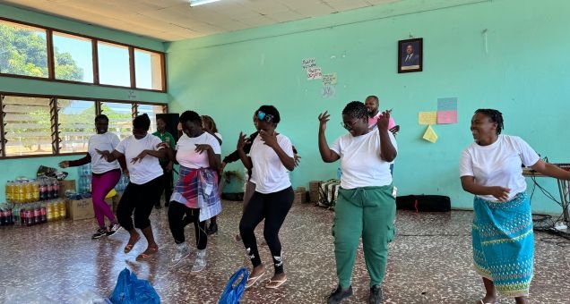 Nossos rostos vibram no estabelecimento penitenciário de Ndlavela